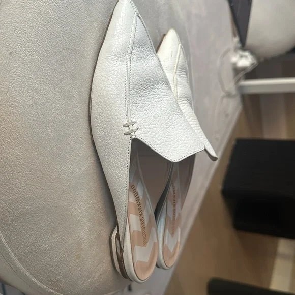 Nicholas Kirkwood Beya white pebbled backless flats - Picture 2 of 5